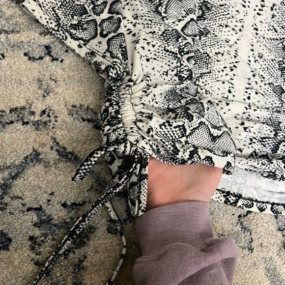 NWOT reptile patterned crop top!!💚🦎🐊 - Picture 6 of 6